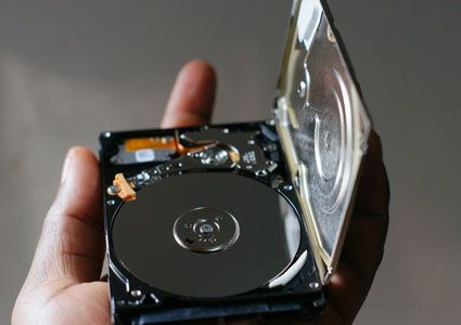 Mão segurando um HD Aberto